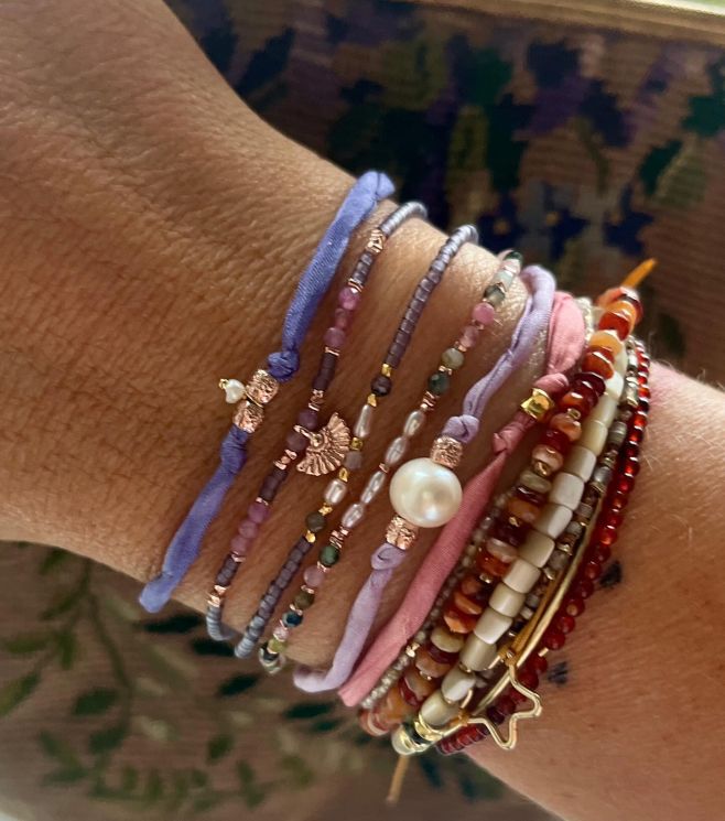 Tyto náramky jsem vytvořila tón v tónu, takže působí dokonale sladěně a zároveň decentně. Každý z nich můžete nosit...