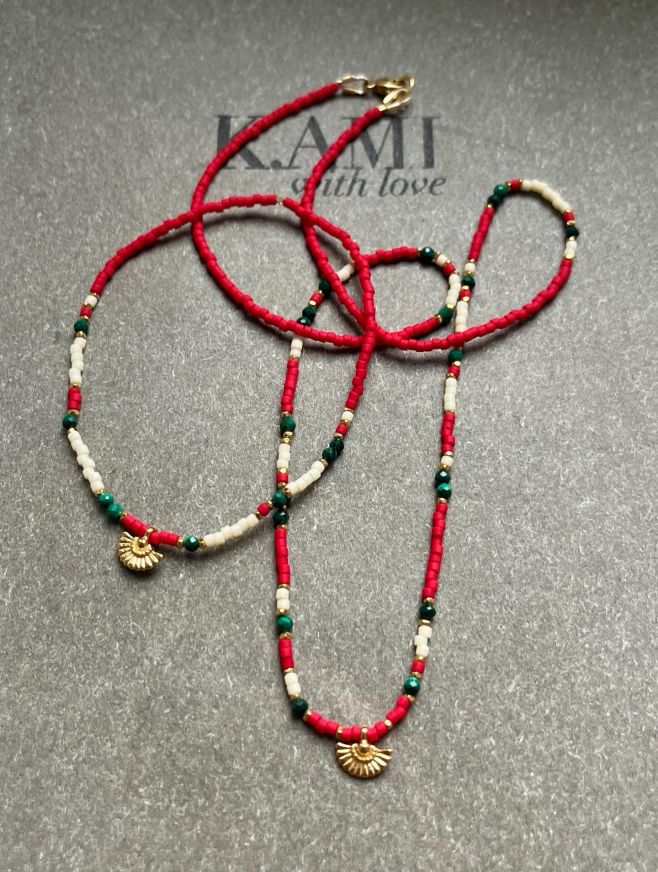 ✨ Nové skvosty v nabídce! ✨ Náhrdelník a náramky v červené barvě doplněné minerálními kameny malachitu, který přináší...